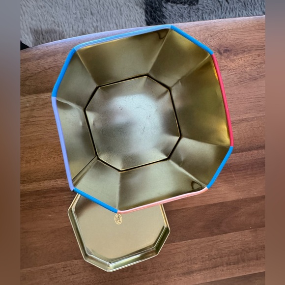 Peanuts Octagon Collectible Tin Container - Picture 8 of 9